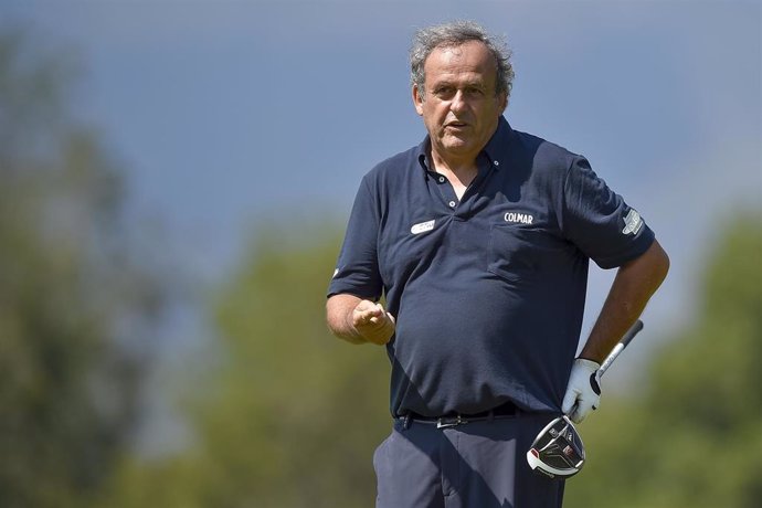 Michel Platini jugando al golf