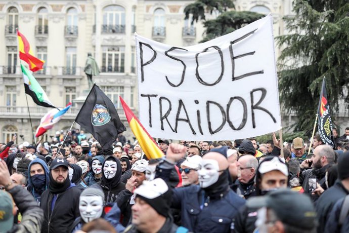 Manifestación de policías y guardias civiles de Jusapol en los alrededores del Congreso
