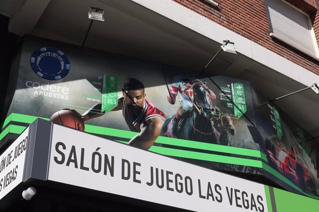 Salón de juego `Las Vegas con carteles publicitarios de sus apuestas