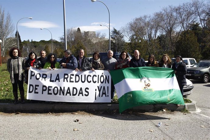 Protesta a las puertas de Moncloa por la reducción de la peonadas