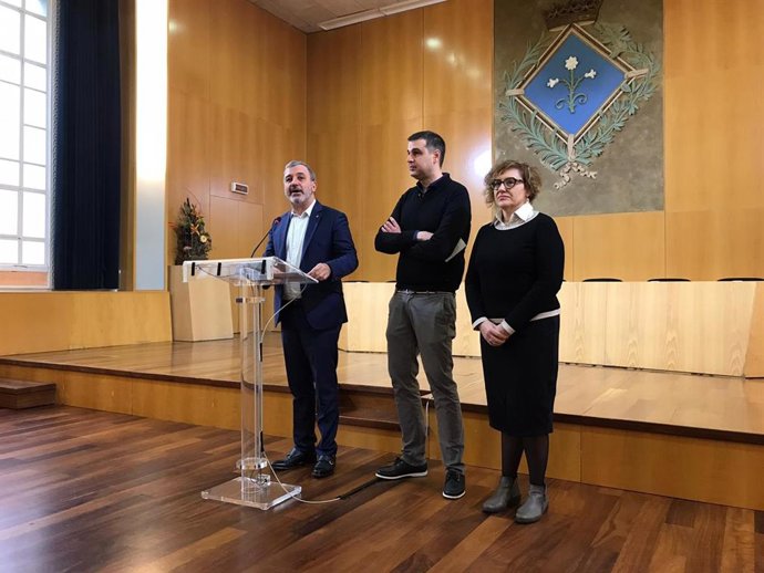 El primer teniente de alcalde de Barcelona, Jaume Collboni; el director del Gremio de Restauración, Roger Pallarols, y la concejal de Comercio de Barcelona, Montserrat Ballarín.