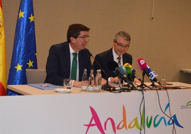 El vicepresidente de la Junta, Juan Marín, y el presidente de la Diputación de Málaga, Francisco Salado, en rueda de prensa en Berlín