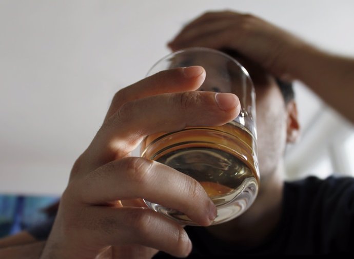 Beber alcohol debilita los huesos en las personas con VIH, según estudio