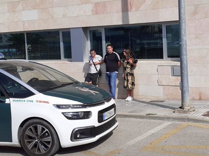 Hermano de Dana Leonte esperando el traslado del novio de la joven a los juzgados
