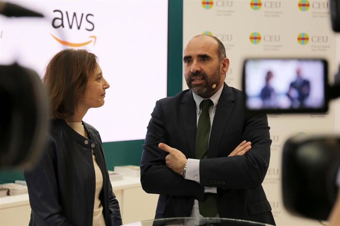 La directora de Sector Público para España y Portugal de Amazon Web Services, Pilar Torres (izquierda), y el vicerrector de Transformación digital del CEU, Iñaki Bilbao (derecha), presentan el proyecto Alexa, abre CEU en AULA.