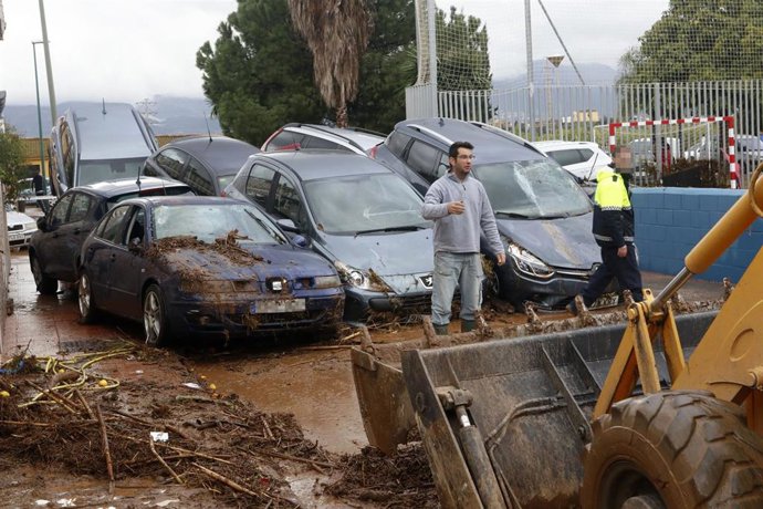 Vecinos de la barriada malagueña de Campanillas, se afanan en las limpiezas de sus hogares y calles del barrio tras la tromba de agua caída esta pasada madrugada a consecuencia de la Tormenta Gloria que azota al país, en Málaga a 25 de enero del 2020.