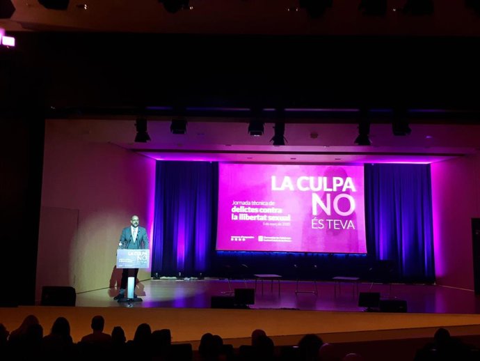 El conseller de Interior, Miquel Buch, inaugura la jornada sobre delitos sexuales 'La culpa no es tuya'.