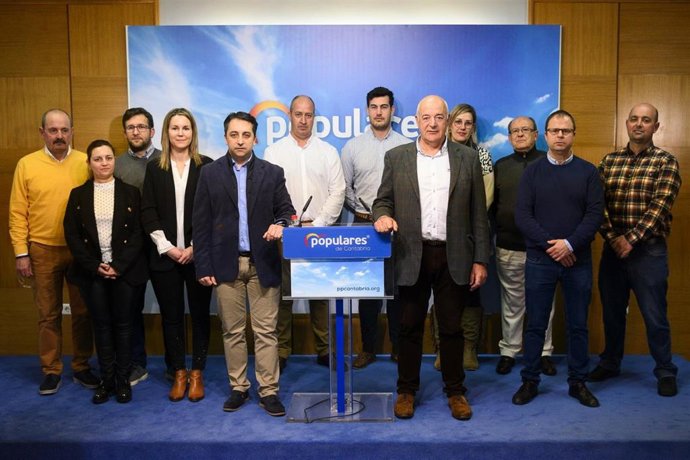 Rueda de prensa de Carlos Caramés y Julián Vélez del PP con alcaldes pedáneos