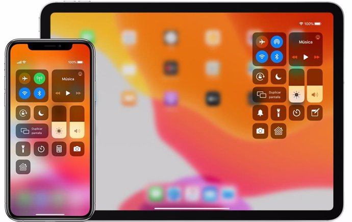 Un móvil iPhone (izquierda) y una tableta iPad (derecha) de Apple.