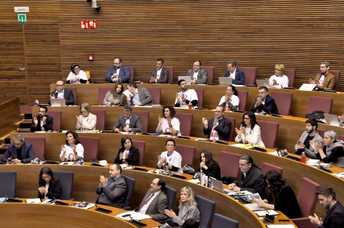 Diputados del PSPV en Les Corts con las camisetas de Alborch