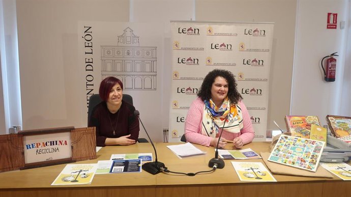 La concejal de Bienestar Social y Juventud del Ayuntamiento de León, Vera López, junto a la portavoz del Programa Centros Educativos por el Comercio Justo, Tamara Cabezas.
