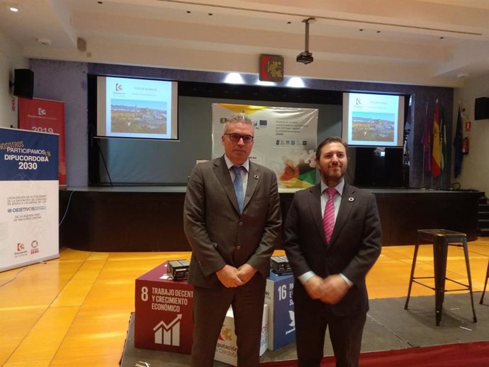 El delegado de Programas Europeos y Administración Electrónica de la Diputación de Córdoba, Víctor Montoro (izda.), en la inauguración del III Foro Espoban