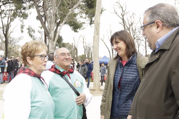 La portavoz del PSOE en el Ayuntamiento de Zaragoza, Lola Ranera, participa en la fiesta de la Cincomarzada.
