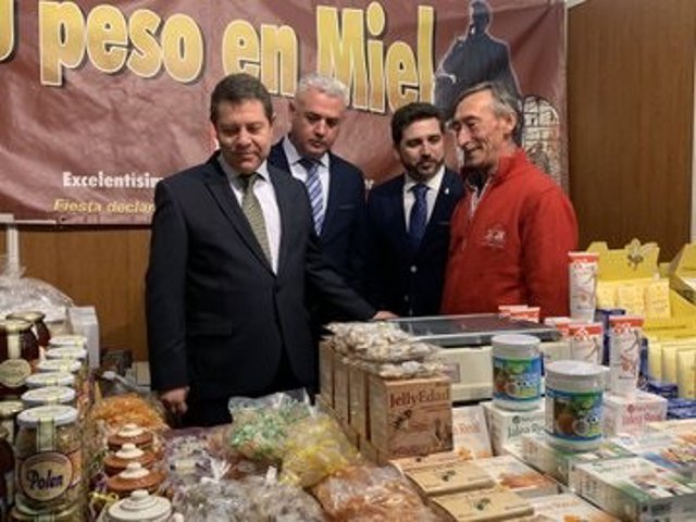 El presidente de C-LM en la feria apícola de Pastrana.