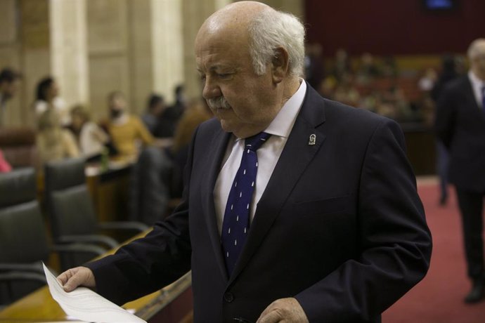 Primera jornada del Pleno del Parlamento de Andalucía El consejero de Salud, y Familias, Jesús Aguirre, antes del inicio de la sesión plenaria.Sevilla, a 18 de diciembre de 2019.