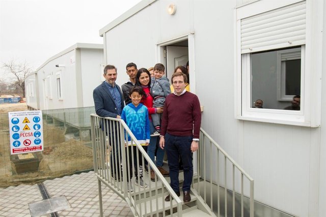 Almeida visita el centro de acogida temporal de refugiados