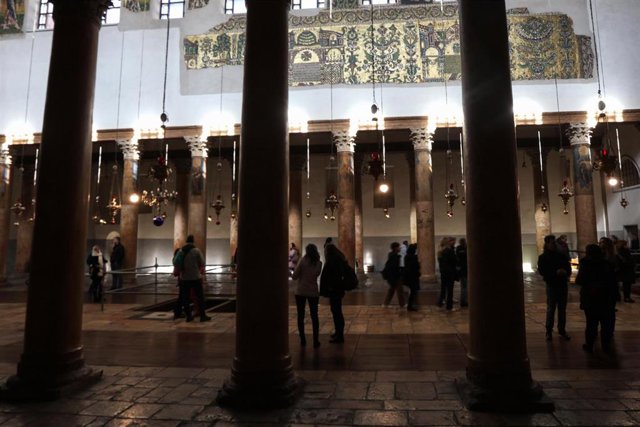 Turistas en la Iglesia de la Natividad de Belén