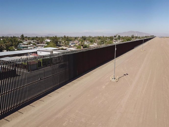 Frontera entre México y Estados Unidos en Calexico, California.