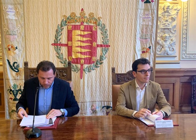 El alcalde de Valladolid, Óscar Puente (izda), junto al concejal de Planificación y Recursos, Pedro Herrero.