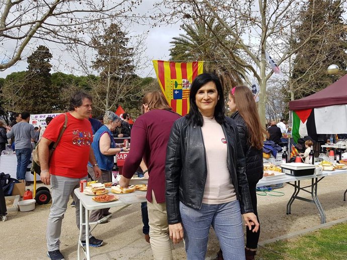 La secretaria general de Chunta Aragonesista, Isabel Lasobras, en la fiesta de la Cincomarzada, en el Parque Tío Jorge, con otros miembros de su partido.