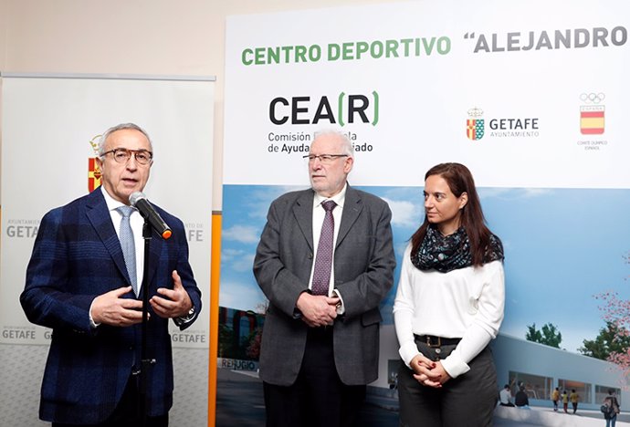 El presidente del COE Alejandro Blanco junto el presidente de la Comisión de Ayuda al Refugiado (CEAR), Carlos Berzosa; y la alcaldesa de Getafe, Sara Hernández