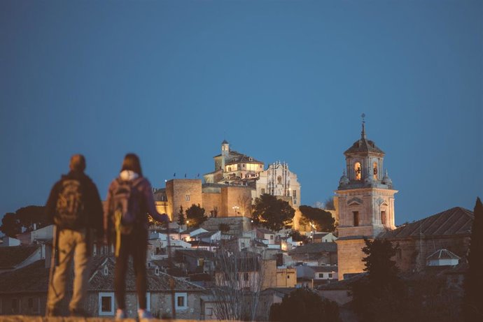Peregrinos con la Real Basílica-Santuario de la Vera Cruz al fondo