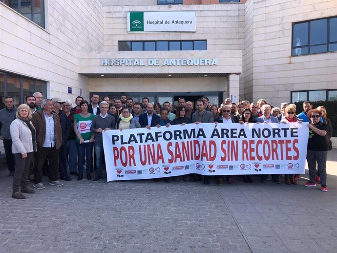 Protesta de la plataforma Área Norte de Málaga que inicia un encierro en el hospital de Antequera (Málaga) por la situación de la sanidad pública en la comarca