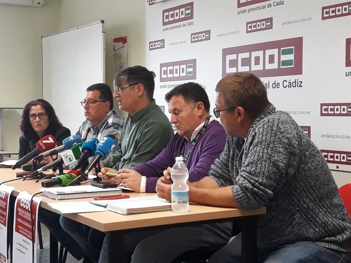 Representantes de los distintos Comités de Empresas Airbus, Alestis e Industrias Auxiliares, junto al secretario General del Sindicato Provincial Industria de CCOO Cádiz, Jesús Serrano, en rueda de prensa