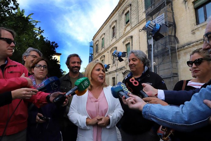 La alcaldesa de Jerez, Mamen Sánchez, atiende a la prensa en una imagen de archivo