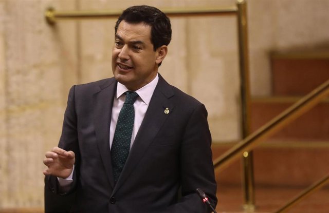 El presidente de la Junta de Andalucía, Juanma Moreno, en la sesión de control al Gobierno en el Pleno del Parlamento.
