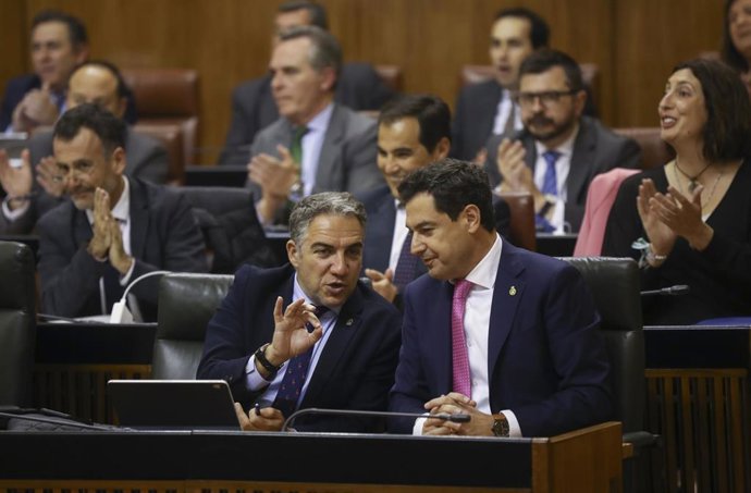 El presidente de la Junta de Andalucía, Juanma Moreno (d), junto al consejero de Presidencia, Elías Bendodo (i)