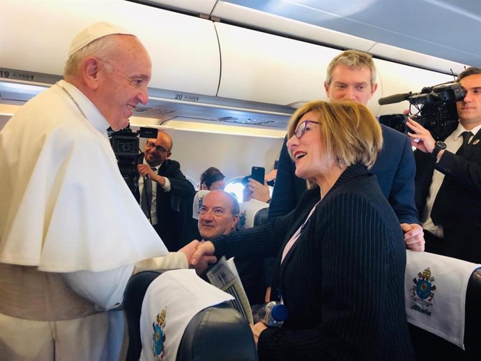 El Papa y junto a él la periodista Eva Fernández.