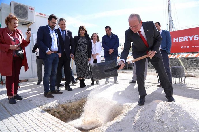 El alcalde de Málaga pone la primera piedra de una promoción de viviendas protegidas en Maqueda