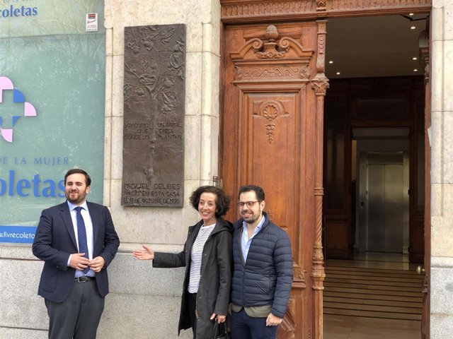 Los diputados José Ángel Alonso (izquierda) y Eduardo Carazo (derecha) y la senadora Mercedes Cantalapiedra posan junto a la placa instalada en el edificio donde nació Miguel Delibes.
