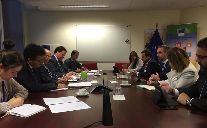 El consejero de Hacienda, Juan Bravo, durante su encuentro en Bruselas con el director general de Medio Ambiente de la Comisión Europea, Daniel Calleja.