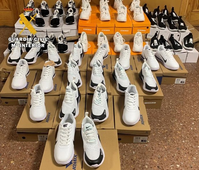 Zapataillas aprehendidas por una patrulla de la Benemérita en un control realizado en una gasolinera próxima a Miranda de Ebro.