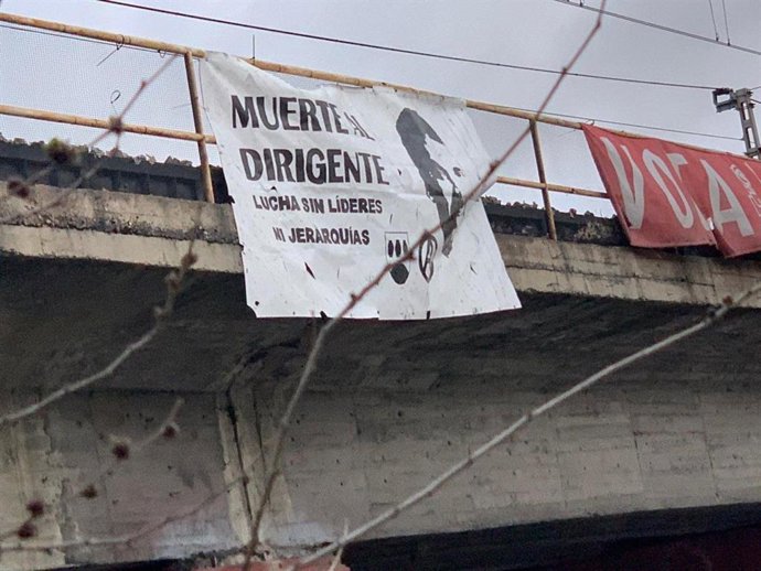 Pancarta amanazante contre el portavoz de Podemos en la Comunidad de Madrid, Jesús Santos