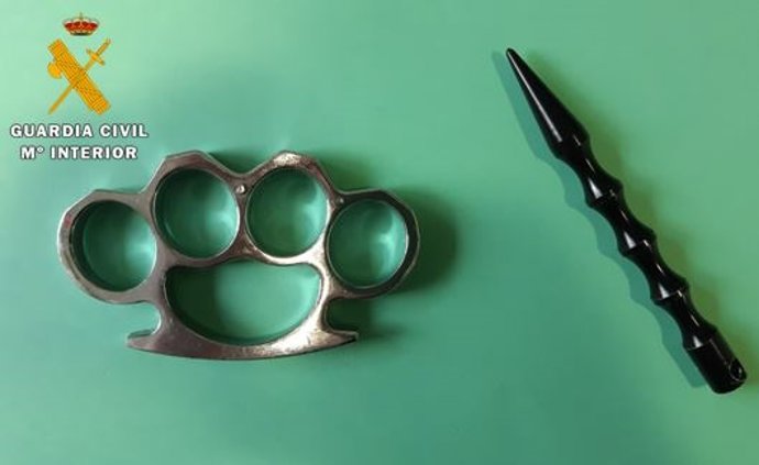 Puño americano y kubotán ocupados al detenido.