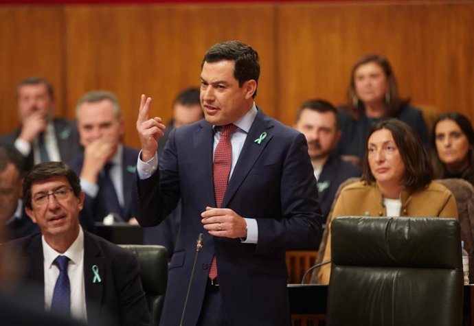 El presidente de la Junta, Juanma Moreno, en el Pleno del Parlamento. Imagen de archivo.