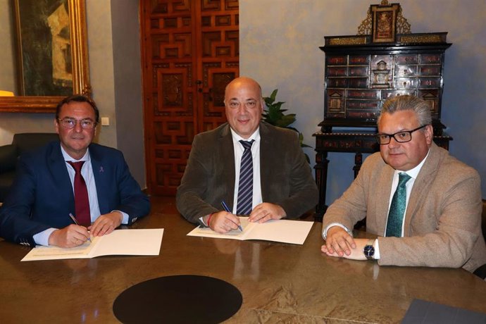 Antonio Ruiz (centro), en la firma con el Ayuntamiento de Villafranca de Córdoba