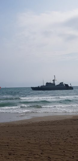 El cazaminas Turia de la Armada en La Manga, colabora en el rescate de los restos de avisón siniestrado (foto de archivo)