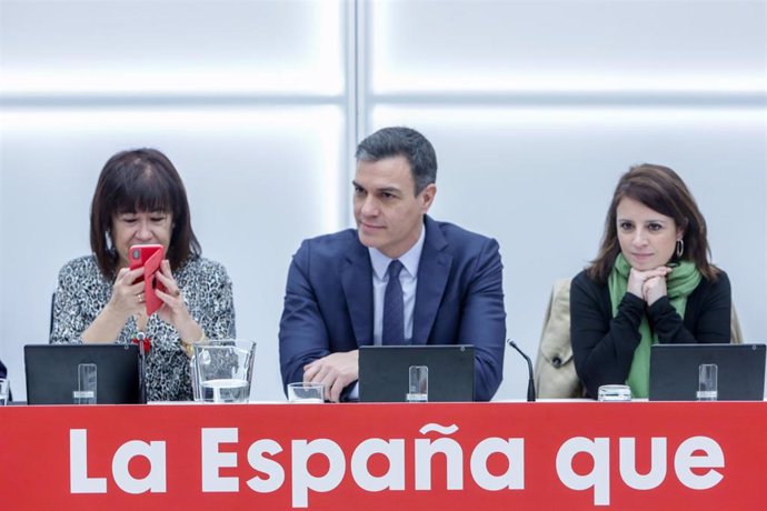 (I-D) La presidenta del PSOE, Cristina Narbona, el presidente del Gobierno, Pedro Sánchez, y la vicesecretaria general y portavoz del grupo socialista en el Congreso, Adriana Lastra