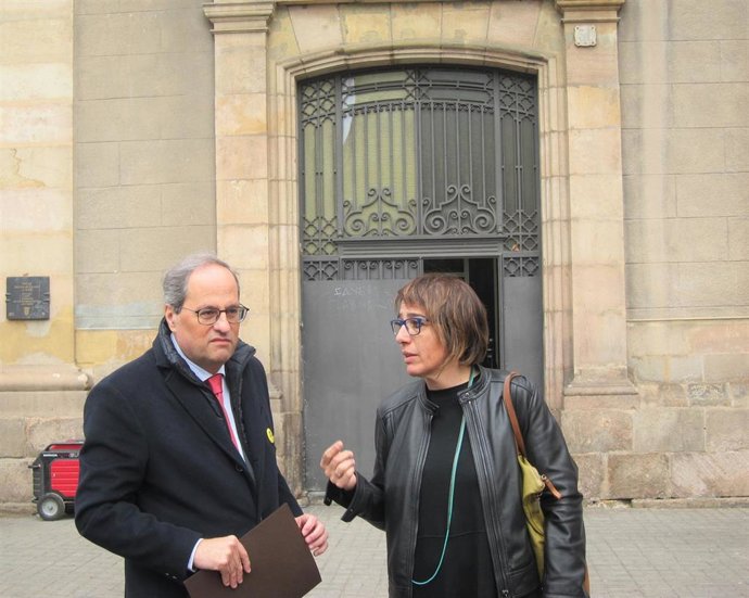 El presidente de la Generalitat Quim Torra y la directora de Patrimonio Cultural Elsa Ibar, en la entrada de la Antiga Foneria de Canons