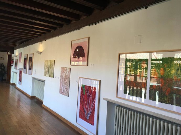 El claustro del Palacio Pimentel de la Diputación de Valladolid que expone obras de las ganadoras del Premio  Artistas por la Igualdad