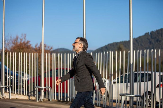 El presidente de mnium Cultural, Jordi Cuixart, entra en el recinto de la empresa Aranow (situada en el polígono de Sentmenat), de la que es presidente y fundador, a su llegada desde la prisión barcelonesa de Lledoners (donde permanece desde 16 de octu