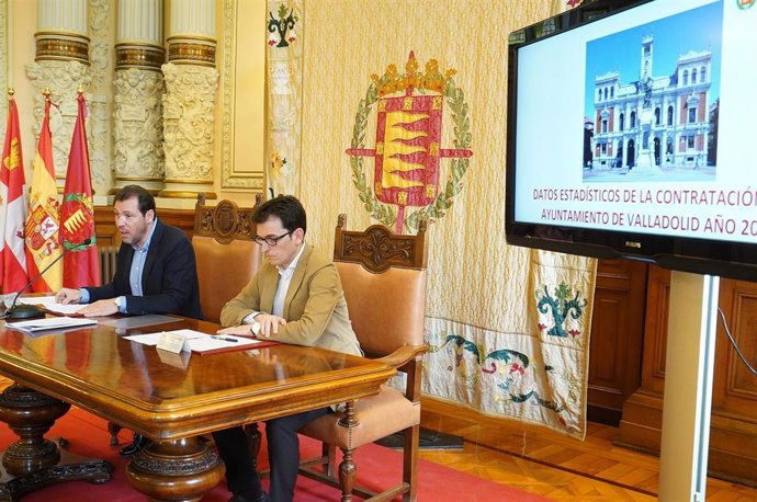 El alcalde de Valladolid y el concejal de Planificación y Recursos presentan datos sobre contratación municipal.