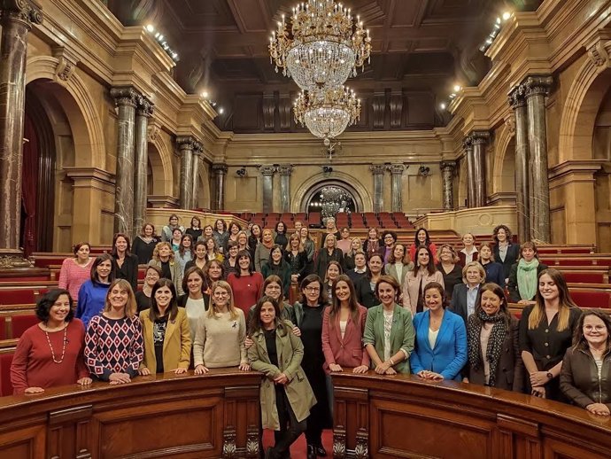 Las 59 diputadas del Parlament se fotografían en el hemiciclo con motivo del Día Internacional de la Mujer trabajadora