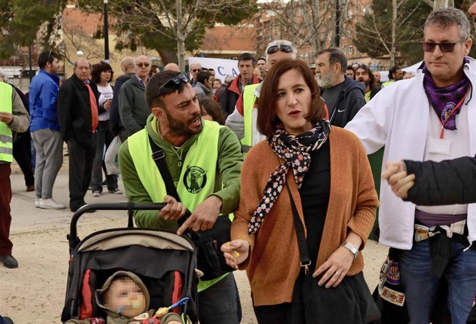 Un trabajador de la plantilla de Parques y Jardines increpa a la vicealcaldesa de Zaragoza, Sara Fernández, durante la celebración de la Cincomarzada de 2020.