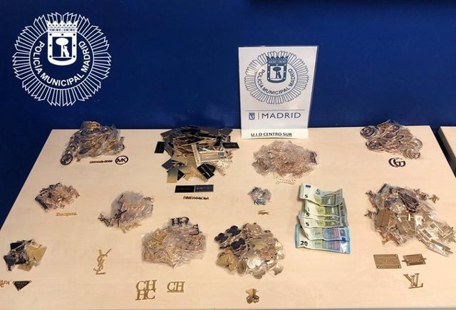 Placas falsas descubiertas por la Policía Municipal de Madrid en Lavapiés