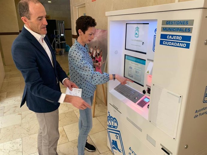 La edil de Régimen Interior de Fuengirola (Málaga), Dolores Buzón, explica el funcionamiento del cajero ciudadano